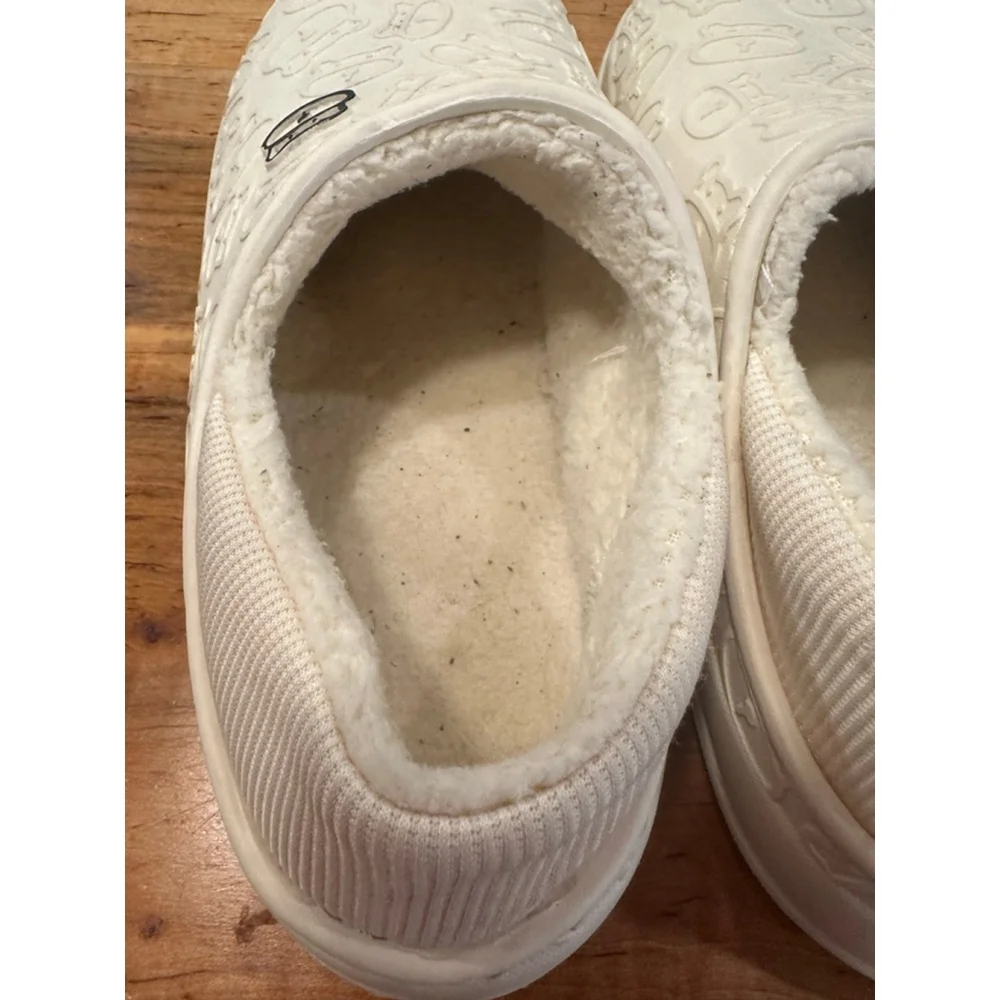 Man’s Unbranded White Slippers with Black Accents Size 10.5(44-45)